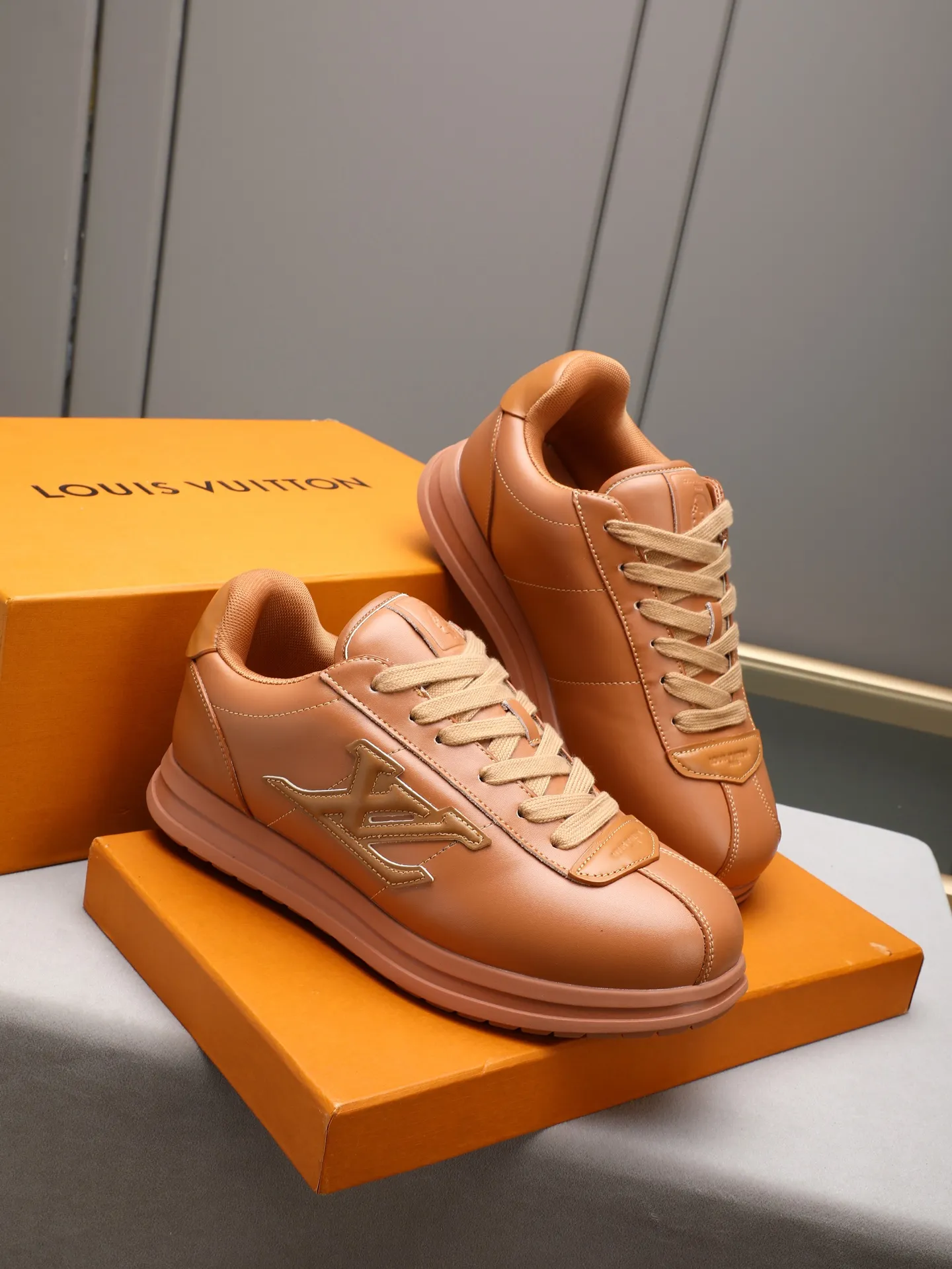 PP560 LV Louis Vuitton L Jialu Brand Runner Tatic Series Thick-soled Casual Sports Shoes Running Shoes Original purchase, development and production This LV Runner Tatic sports shoe combines technical materials such as mesh fabric and ribbons to interpret the inspiration of traditional mountaineering shoes. LV letters are written on one side, the lariat buckle of the quick lacing system is embellished with Monogram flowers and Louis Vuitton logos, and the light and wear-resistant rubber outsole completes the whole. ▪️Fabric: Original imported cowhide + mesh ▪️Inner lining: Original customized breathable mesh ▪️Sole: Original open-molded anti-slip rubber combination material ▪️Size: Men's 38-44 (customized for 45 and 46)